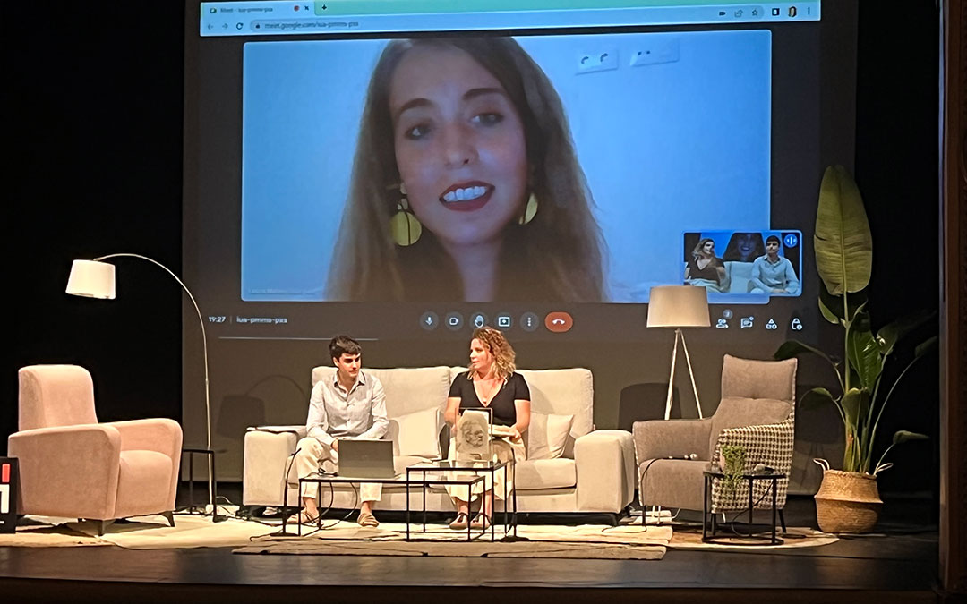 Juan Moneo, Pai Alcolea y Laura Mateo, a través de videoconferencia, en el Teatro Municipal de Alcañiz la tarde del viernes./ L.C.