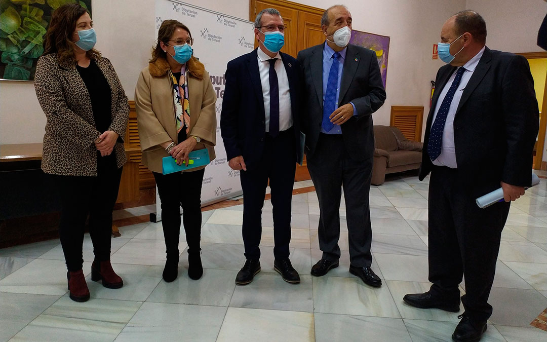 Imagen de la visita del secretario de Estado del Reto Demográfico y su equipo a la DPT para perfilar el convenio publicado./ DPT