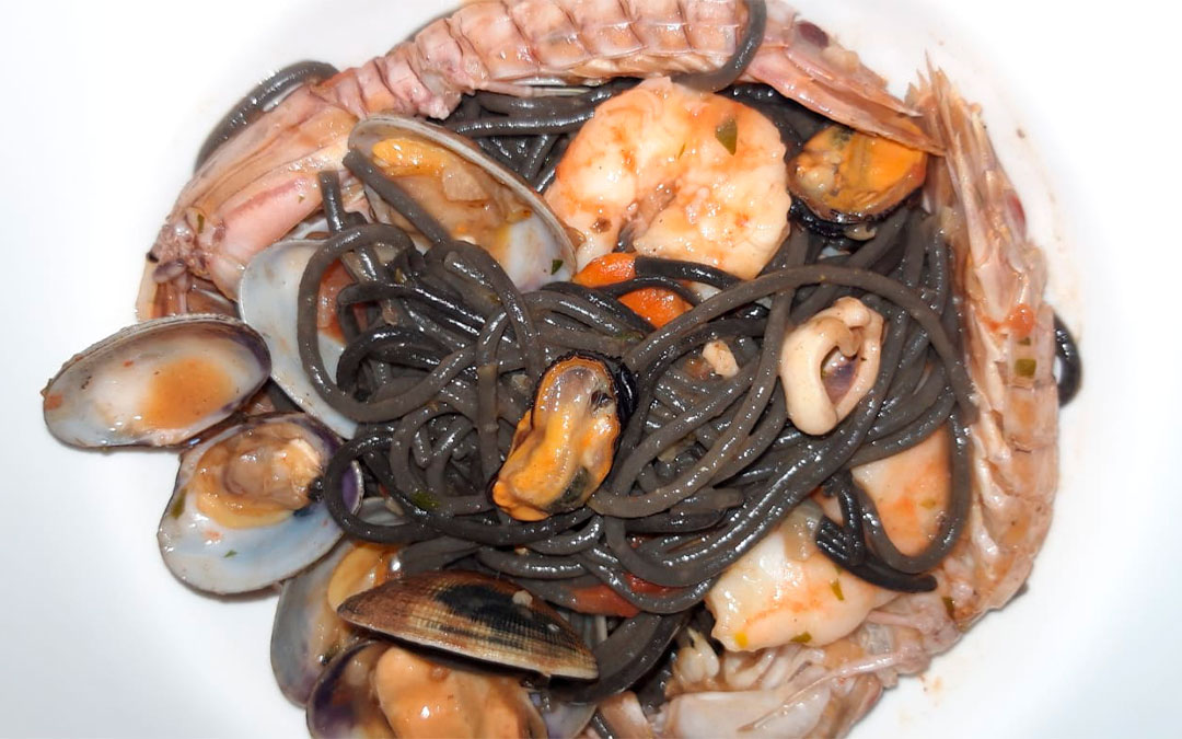 Espaguettis negros a la marinera./ Manuel Barrau