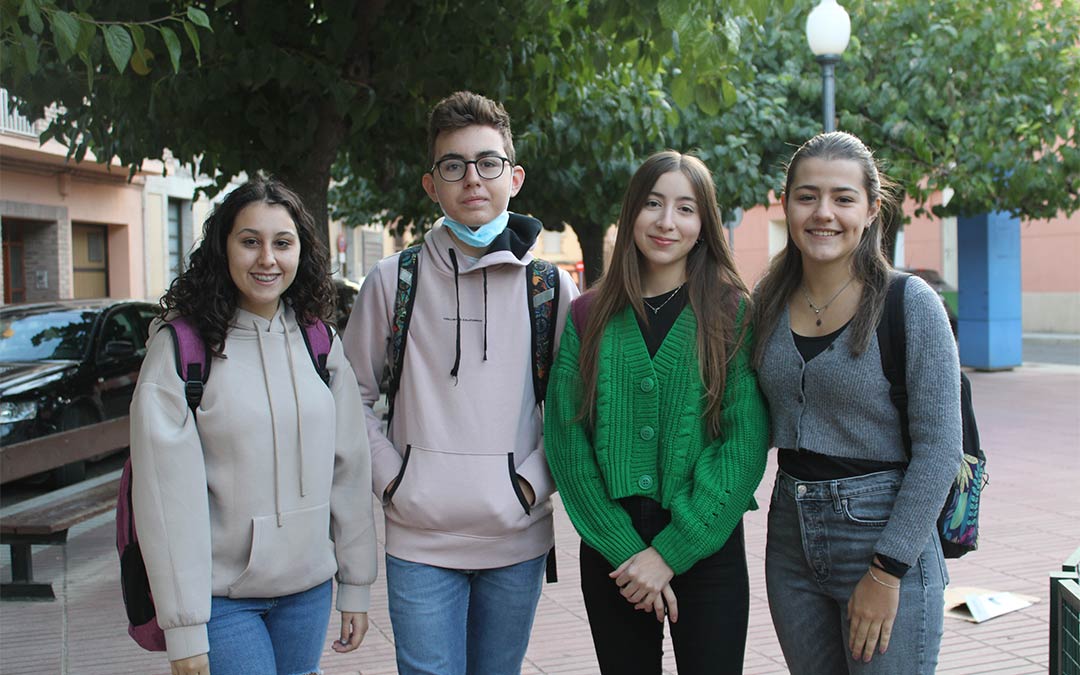 Estela Catalán, Jorge Monzón, Lidia Navarro y Carol Riol esperan al autobús en Caspe./ P.S.