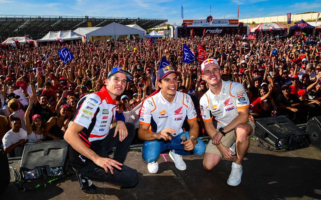 Marc Márquez entre su hermano Alex y Pol Espargaró en la Fan Zone / Motorland