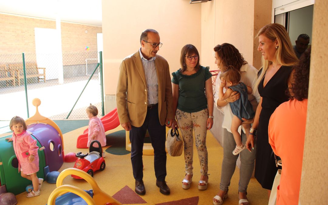 El consejero de Educación, Felipe Faci, durante su visita a la Escuela Infantil de Mas de las Matas junto a María Ariño, alcaldesa de la localidad./ C. O.