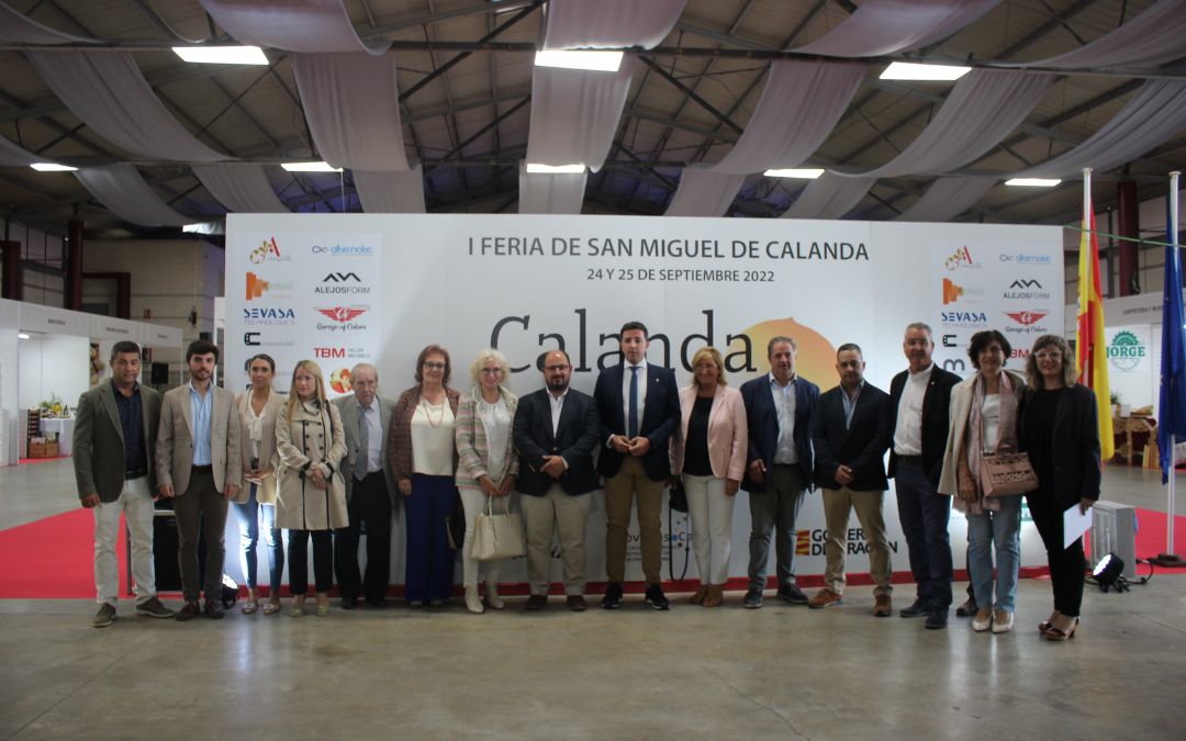 Corporación municipal en la apertura de la Feria de San Miguel de Calanda este sábado./ C. O.