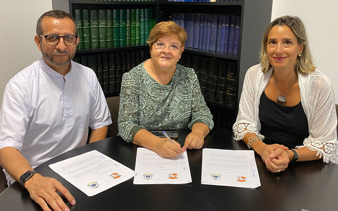 Firma del convenio entre el Ayuntamiento de Caspe, la parroquia del municipio y el Arzobispado de Zaragoza./ Ayto. de Caspe