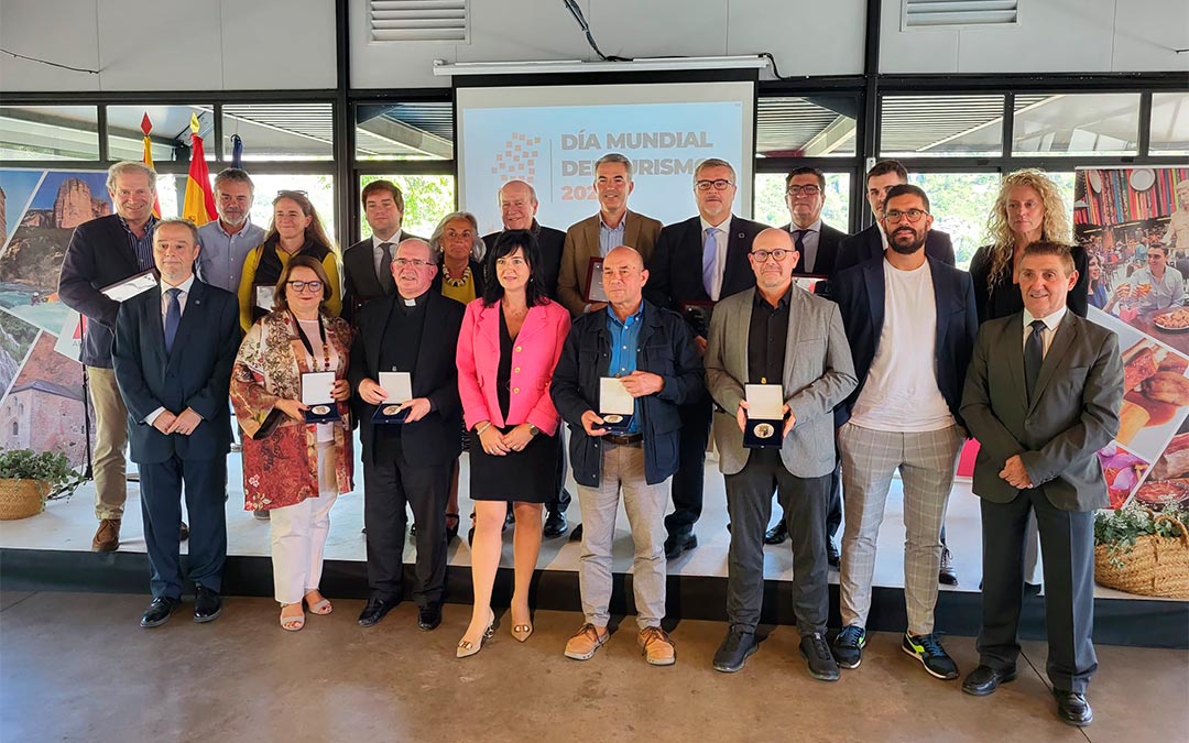 Foto de familia en la entrega de las Medallas y Placas al Mérito Turístico 2022./ DGA