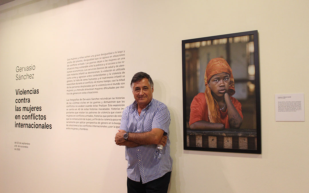 Gervasio Sánchez, en su exposición de mujeres en conflictos en Alcañiz en 2020. / B. Severino