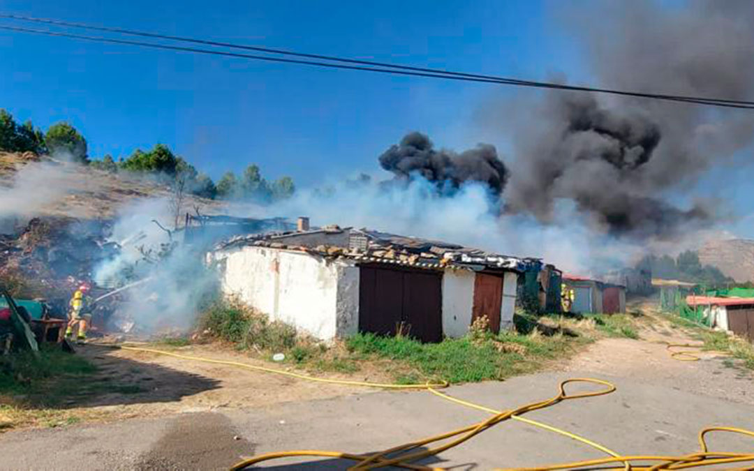 Los bomberos de la DPT extinguen un incendio en las afueras de Utrillas./ DPT