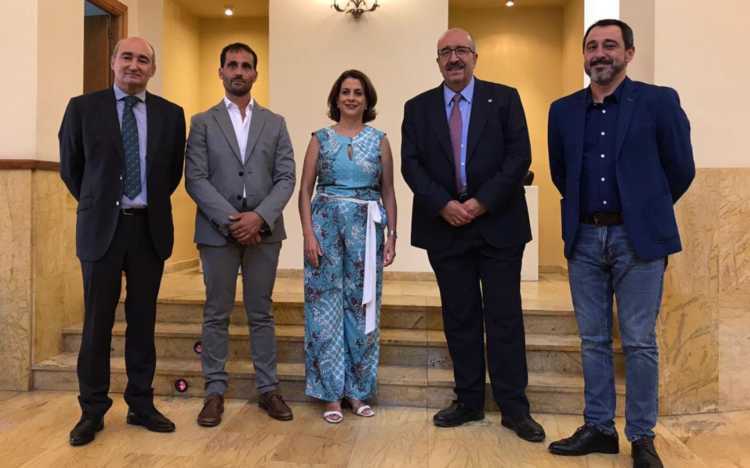 Imagen de la clausura de las jornadas en el Teatro Municipal con Enrique Rubio, diputado provincial de Soria; Javier Muñoz, teniente alcalde de Soria; Emma Buj, alcaldesa de Teruel, y Manuel Rando, presidente de la Diputación de Teruel./ C. O.