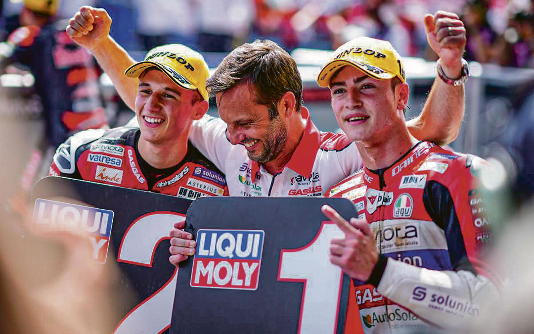 Izan Guevara y Sergio García Dols, ambos del Gas Gas Aspar Team, lideran el campeonato. En imagen, en el podio del GP de Jerez en el que consiguieron ser primero y segundo./ MotoGP