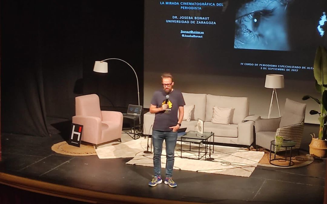 Joseba Bonaut durante su ponencia en el IV Curso de Periodismo de Alcañiz./ L. C.