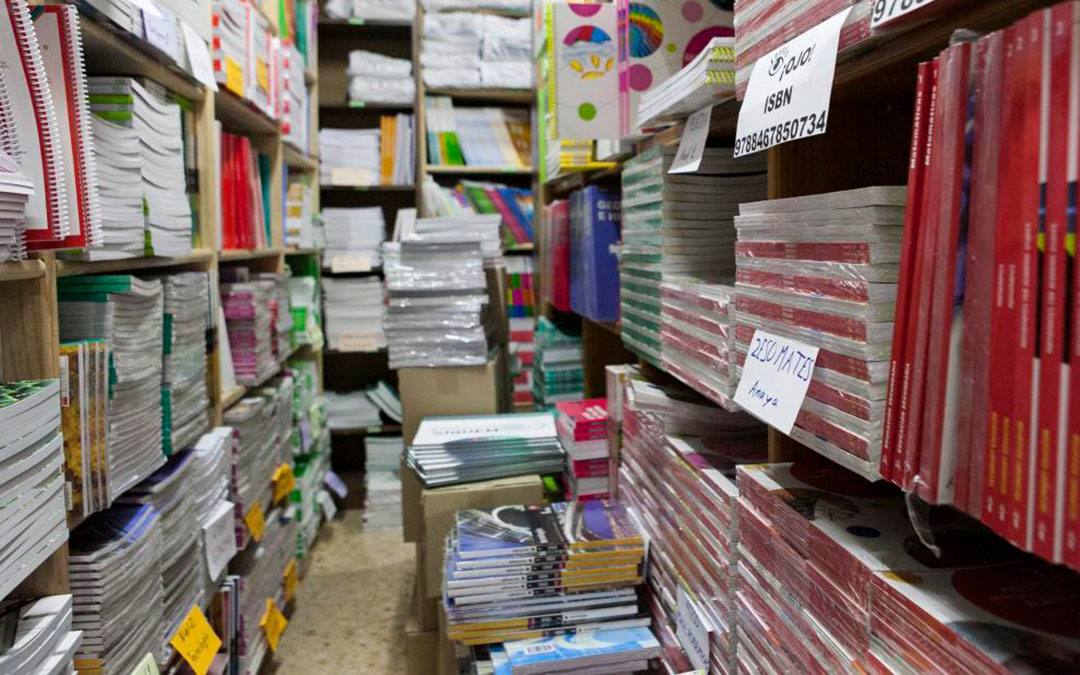 Libros de texto almacenados en una librería de Zaragoza para la campaña escolar./ Aránzazu Navarro-Heraldo
