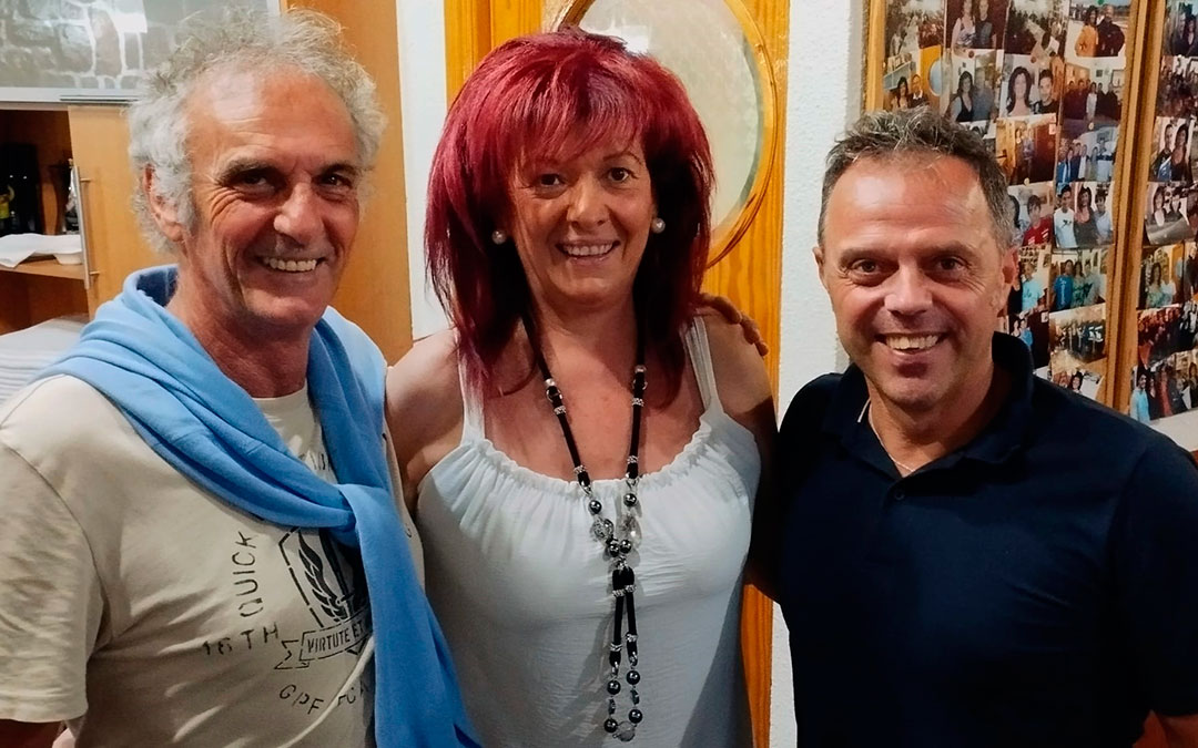 Los expilotos italianos Franco Uncini (izq.) y Loris Caparossi (dcha.) posan con Alicia Buil./ A.B.