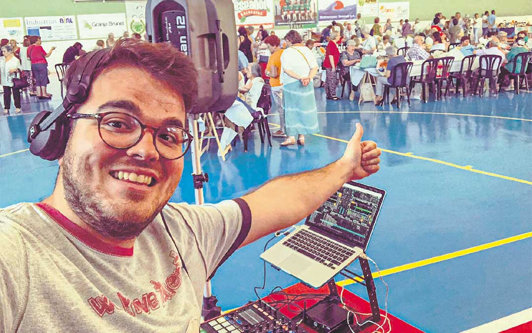 El DJ natural de Fabara siempre intenta incluir al público en las sesiones en las que actúa mediante canciones, rimas e improvisaciones./ Luis Carví