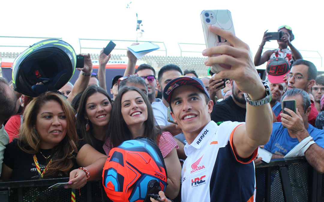 Marc Márquez con los aficionados en el pit lane walk./ Camila Ortiz
