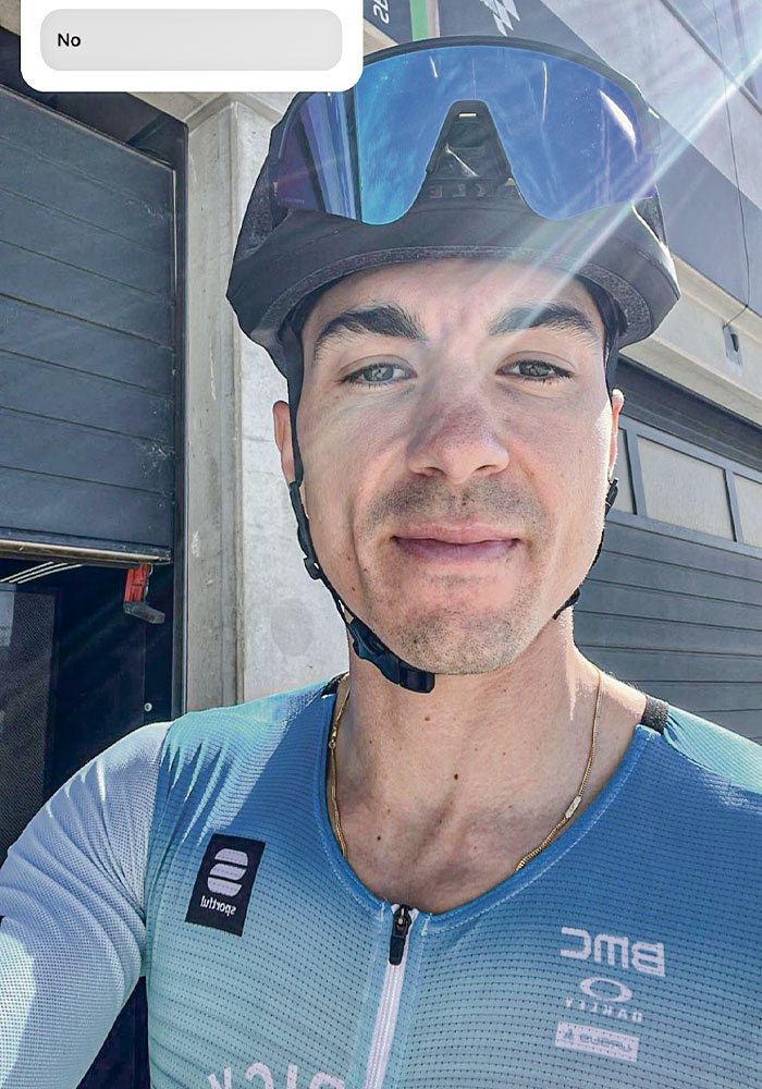Maverick Viñales se prepara para la carrera de MotoGP con su bicicleta en Motorland./ Maverick Viñales