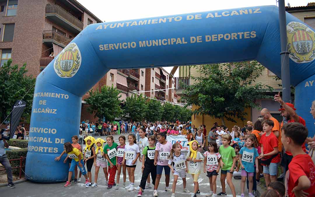 Chicas y chicos preparados para la salida, en un ambiente festivo./I.M.
