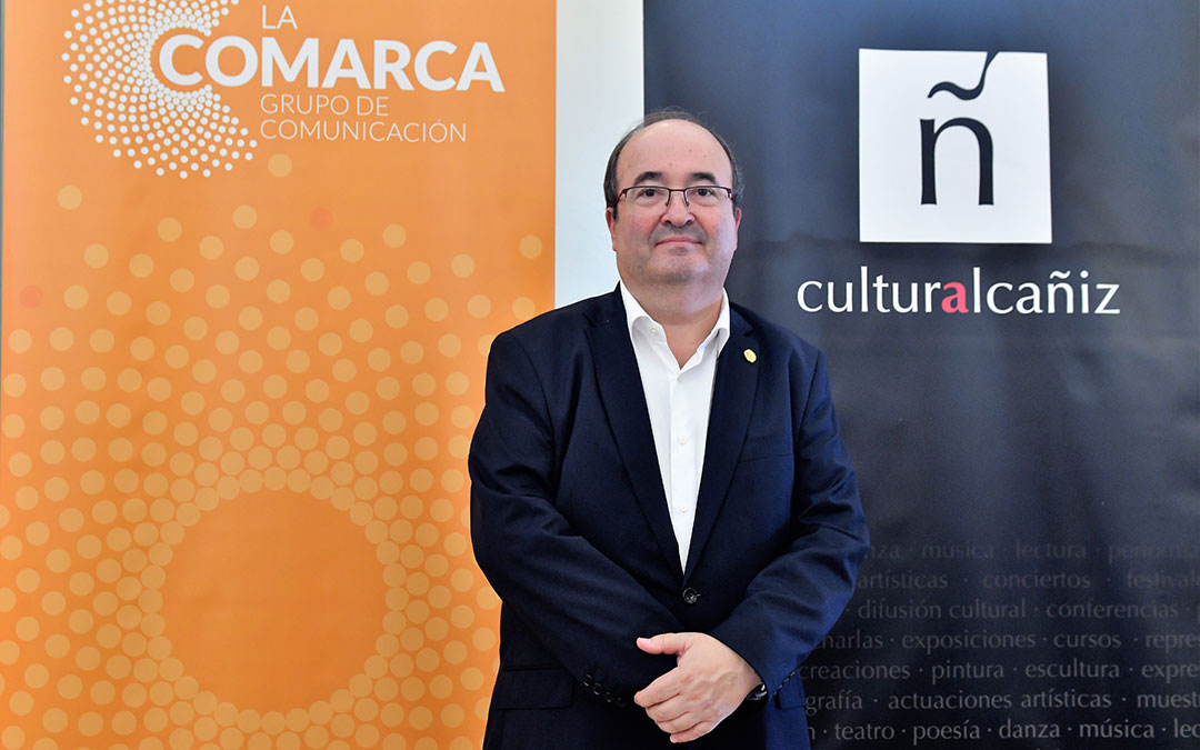 El Ministro de Cultura, Miquel Iceta, en el hall del Teatro Municipal de Alcañiz./ L.C.