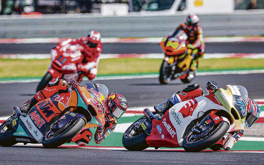 Augusto Fernández persiguiendo a Ai Ougura durante el transcurso del GP de San Marino disputado hace 15 días./ MotoGP