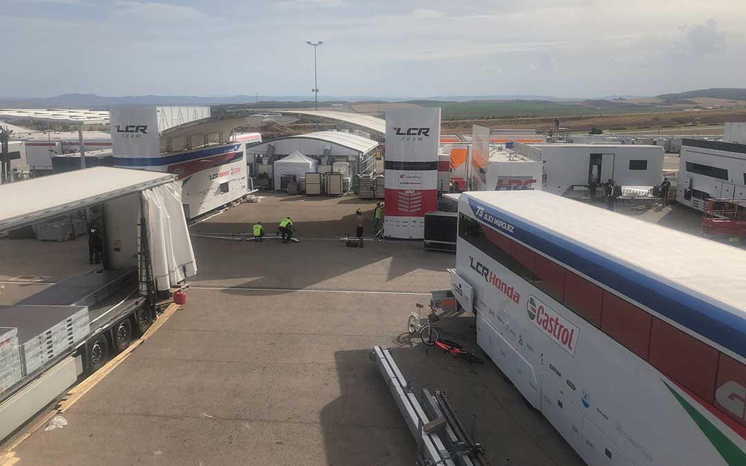 Los equipos han estado montando el paddock este lunes / La Comarca