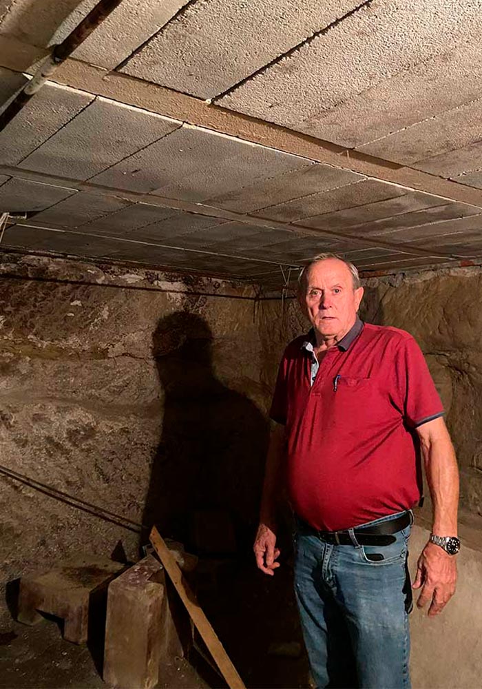 Uno de los objetivos de este año es mejorar la bodega El prior, José Luis Martín, muestra la obra que quieren realizar este año./ A. Z.