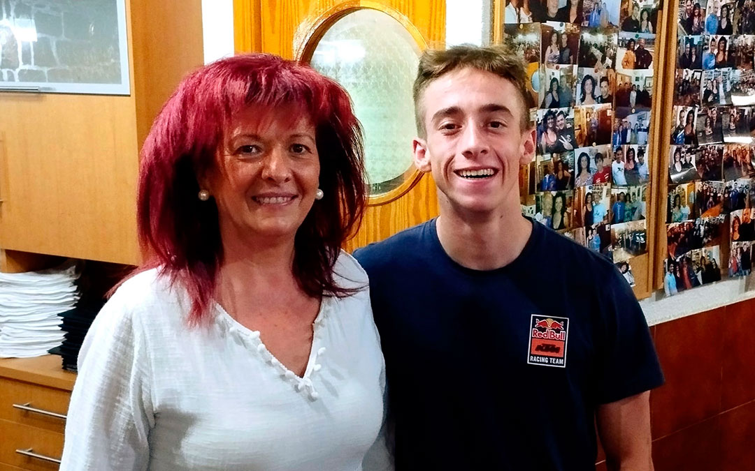 El piloto de Moto2, Pedro Acosta, junto a la propietaria de La Parrilla, Alicia Buil/. A.B.