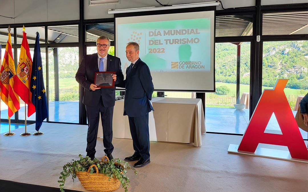 Entrega de la placa al Mérito Turístico 2022 a Balneario de Ariño./ DGA