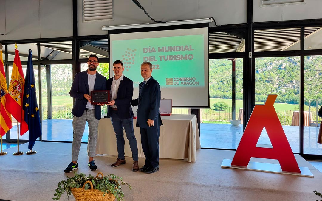 Entrega de la placa al Mérito Turístico 2022 a Fonda Alcalá./ DGA