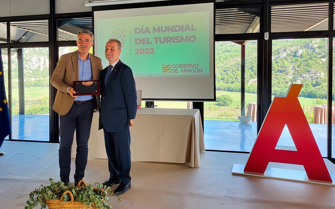 Entrega de la placa al Mérito Turístico 2022 a Torre del Marqués./ DGA