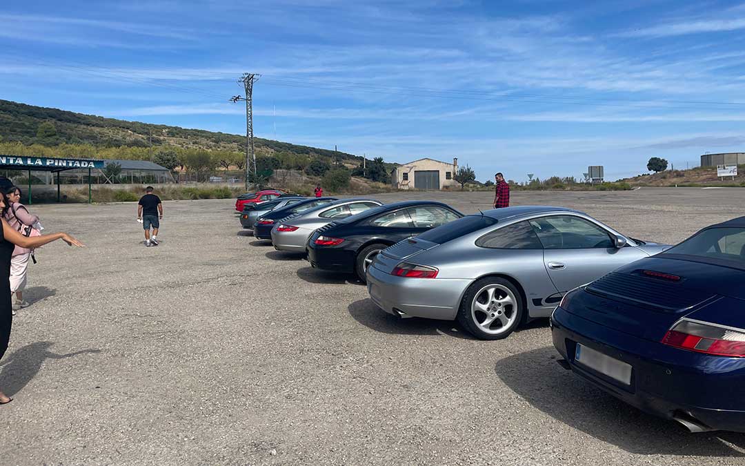 Una veintena de deportivos Porsche recorren varios municipios turolenses./ Amigos Porsche Aragón