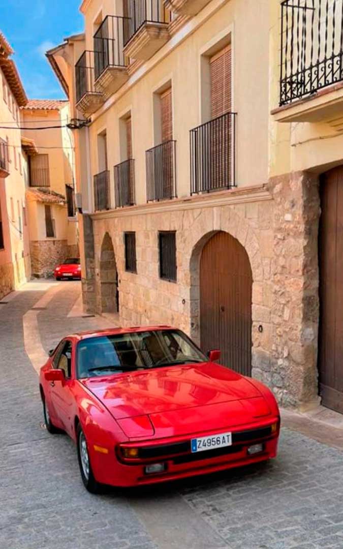 Una veintena de deportivos Porsche recorren varios municipios turolenses./ Amigos Porsche Aragón