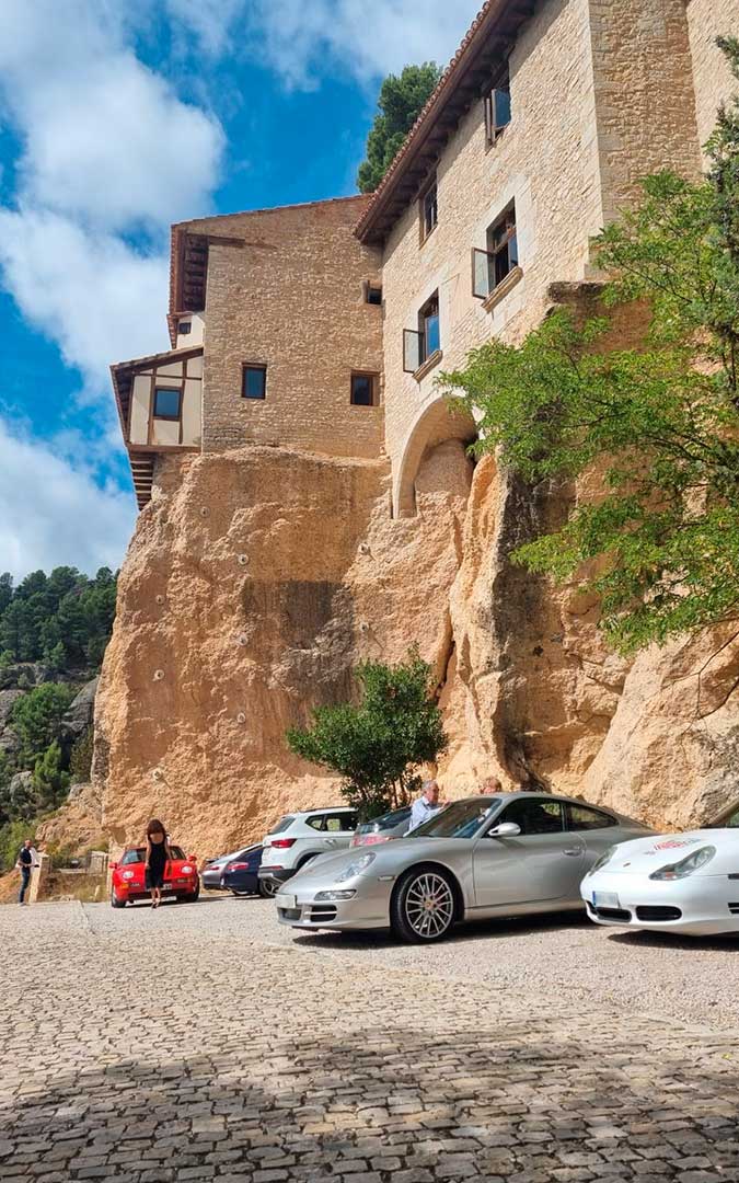 Una veintena de deportivos Porsche recorren varios municipios turolenses./ Amigos Porsche Aragón