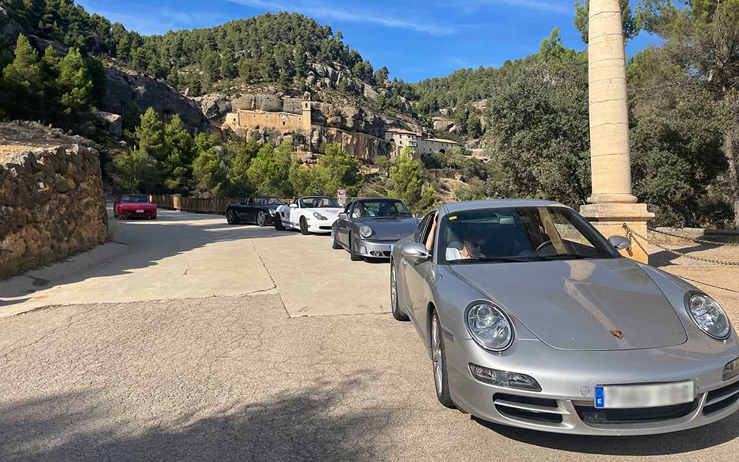 Una veintena de deportivos Porsche recorren varios municipios turolenses./ Amigos Porsche Aragón