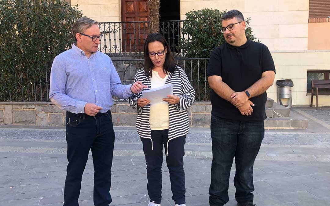 La portavoz del PP andorrano, Silvia Quílez; entre el presidente del PP de Teruel, Juste; y el edil popular Laguarda; este miércoles / L. Castel