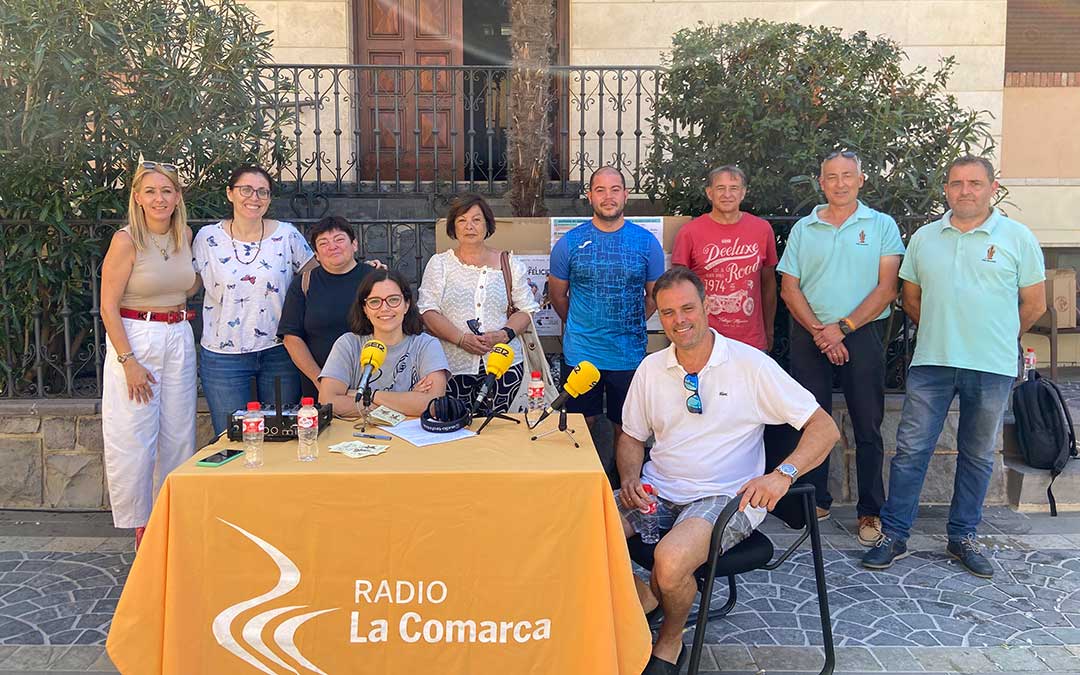 Algunos de los invitados al programa especial de Radio La Comarca en Andorra con motivo de las fiestas de San Macario 2022./ L.C.