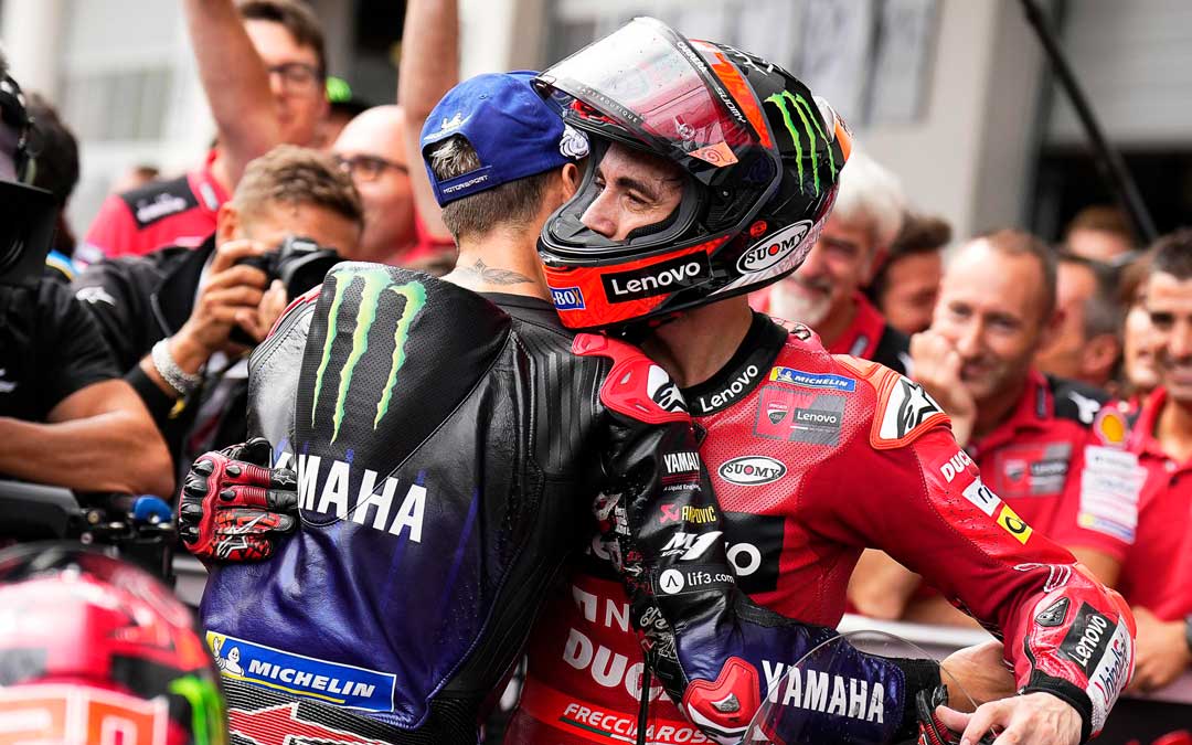 Fabio Quartararo y 'Pecco' Bagnaia se saludan en un podium esta temporada / MotoGP