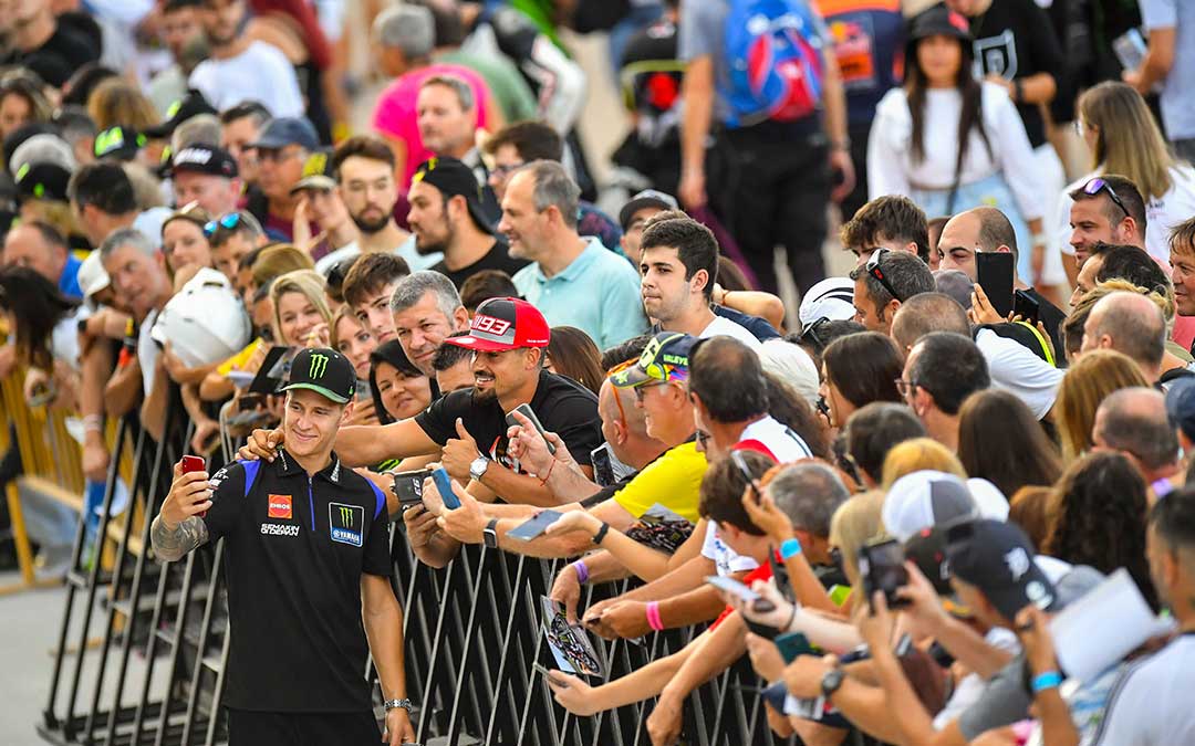 Momento del pit walk con Quartararo y sus fans en Motorland Aragón
