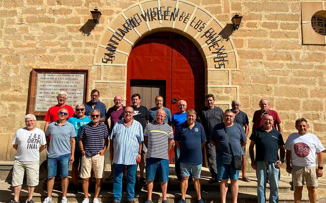 Todos los quintos se reúnen en la ermita de la Virgen de los Pueyos A las 8.00 de la mañana empiezan con las labores de mantenimiento y a las 10.00 degustan el almuerzo./ A. Z.