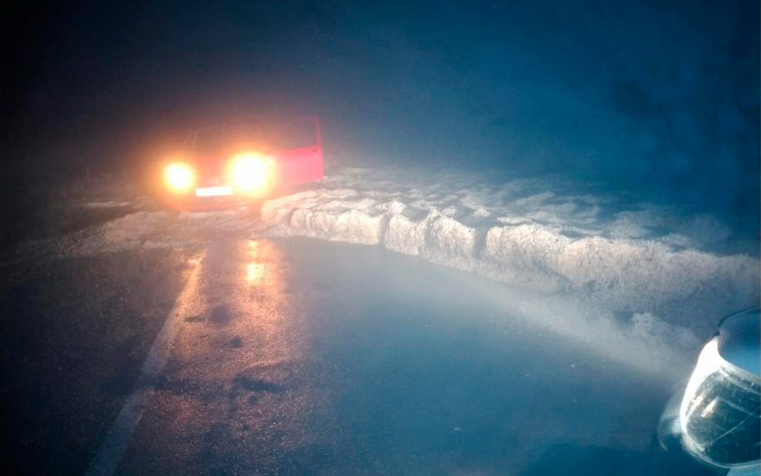 El granizo acumulado sobre la carretera A-228 obligó a utilizar quitanieves para despejar la calzada./ HERALDO