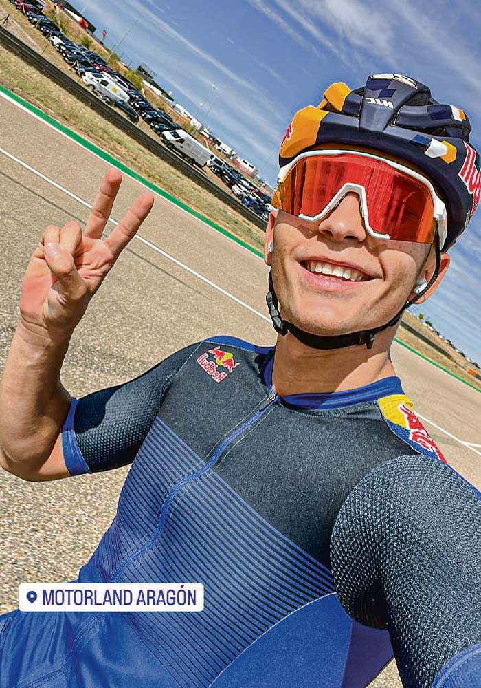 Raúl Fernández entrena con su bicicleta por el trazado de Motorland./ Raúl Fernández