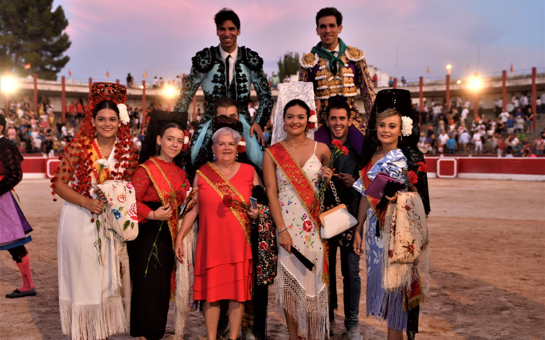 Las reinas de las fiestas de Alcañiz 2022 posan con Cayetano y Ginés Marín previo a la salida por la puerta grande./ L.C.