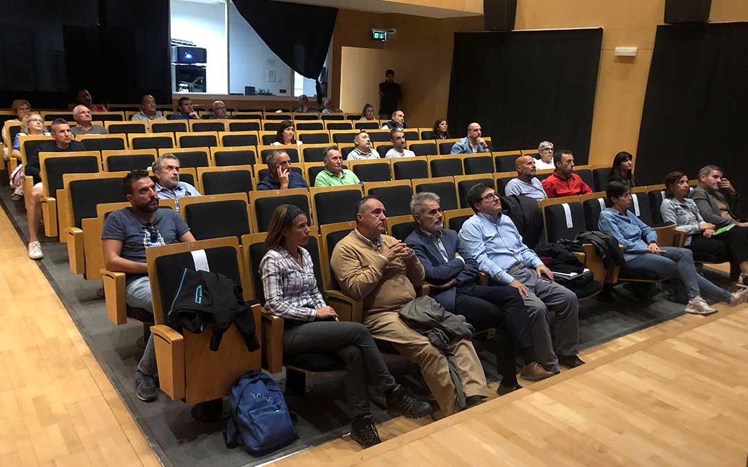 Asistentes a la presentación del estudio. En la primera fila, la CHE y el Ayuntamiento. Detrás, los agentes sociales / L. Castel