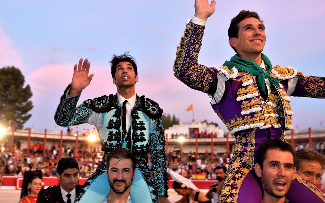 Cayetano y Ginés Marín salen por la puerta grande de la plaza de toros de Alcañiz./ L.C.