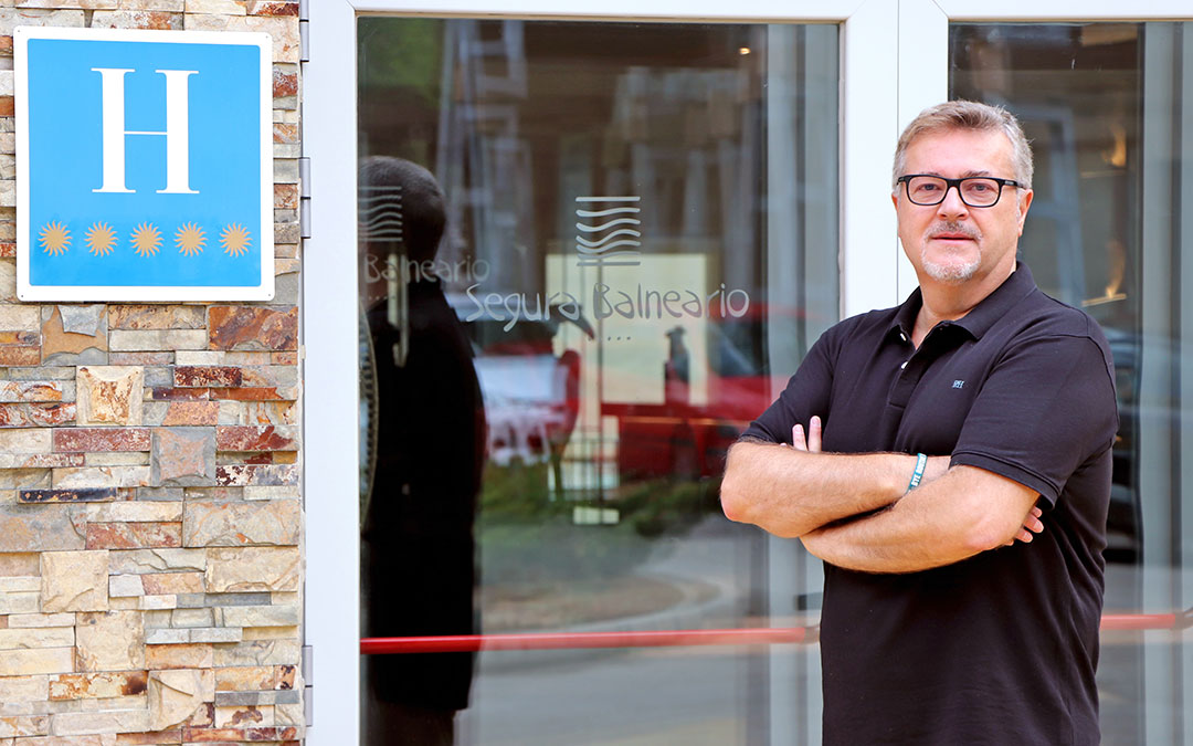 El CEO del Grupo Biblu, Pedro Villanueva, a la entrada del Balneario cinco estrellas de Segura de Baños. / L.C.