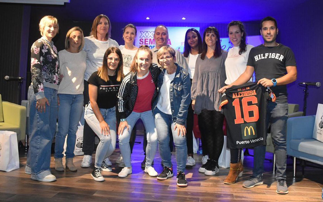 Mesa redonda 'El Deporte Femenino en Alcorisa' con éxito de asistencia e interesantes historias y experiencias personales de las participantes locales / Ayto. de Alcorisa.