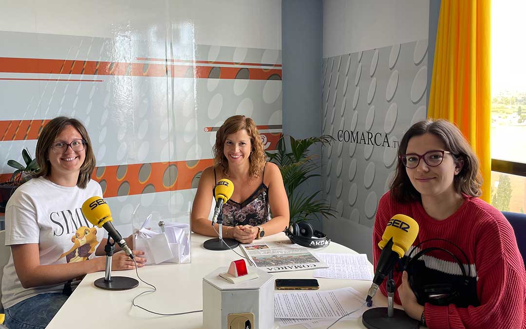 Esther Arnas (administrativa), Eva Defior (directora del periódico La COMARCA) y Alicia Martín (directora de Radio La Comarca) instantes antes del sorteo en el estudio de Radio La Comarca./ M.C.