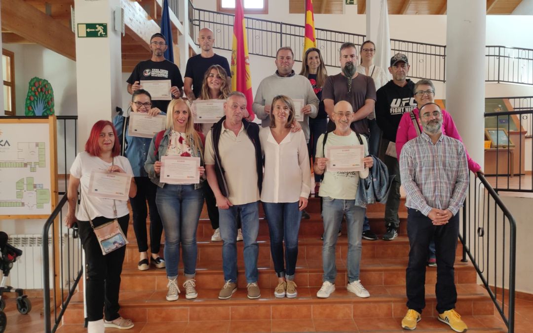 Imagen de la entrega de los diplomas a las 12 alumnos durante la clausura del taller de empleo en Andorra./ Ayto. de Andorra.