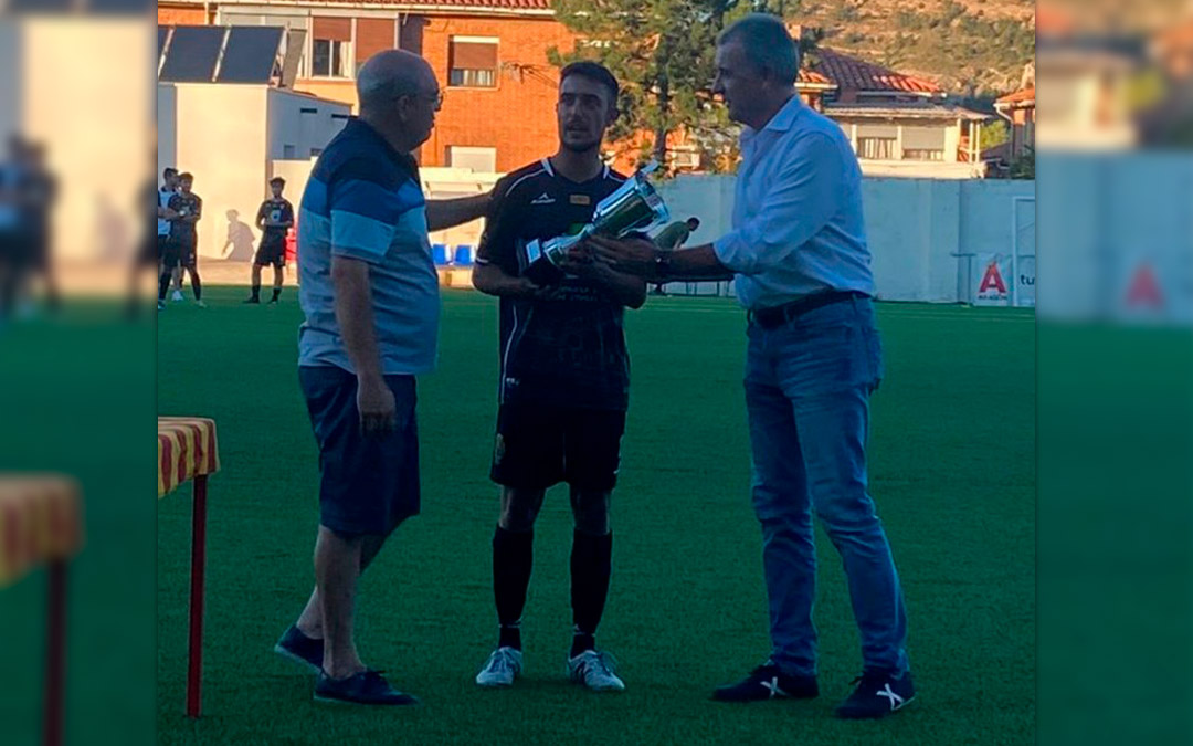 Alcañiz C.F. recibió el trofeo de segundo clasidicado del XLVII Trofeo Villa de Utrillas./ @cdutrillas1958