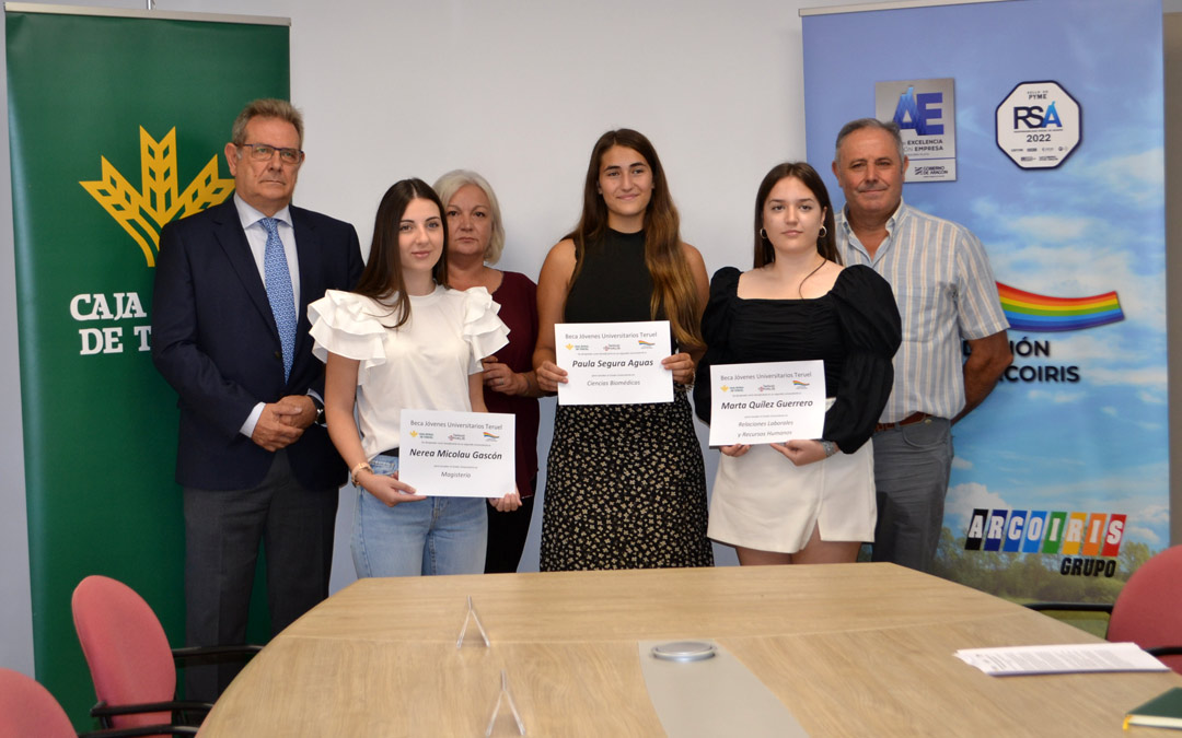 De izq. a dcha; las alumnas Nerea Micolau, Paula Segura y Marta Quílez. Acompañadas, en el mismo orden, por José Cuevas, presidente de Caja Rural de Teruel; Elena Utrilla, directora de proyectos de la Fundación Térvalis; y Delfín Albesa, presidente de la Fundación Grupo Arcoiris./ J.L.