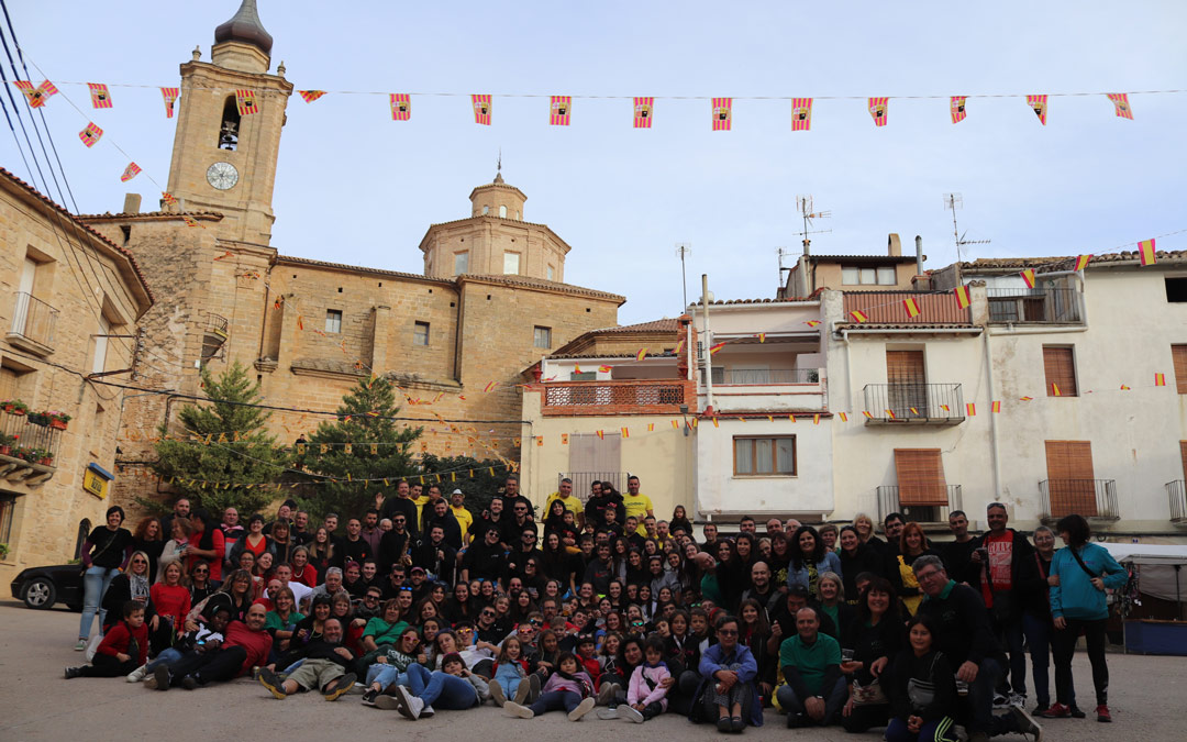 Gran y emotiva foto de familia de todos los valjunqueranos en el Sechá.