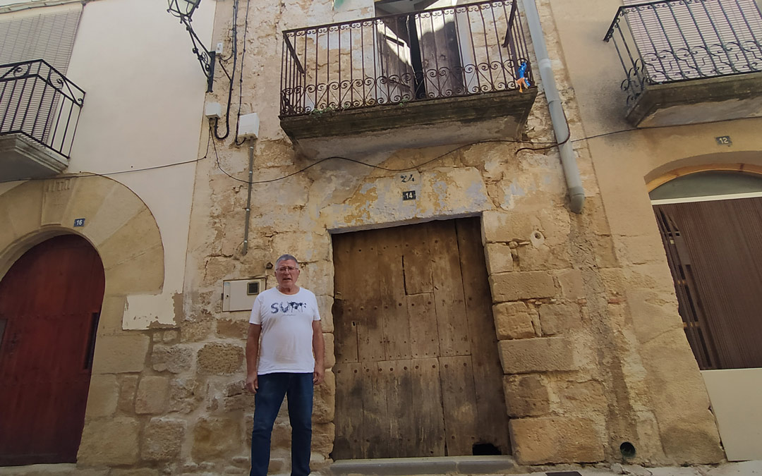 Xavi Cortés, alcalde de Arens de LLedó, junto a la vivienda que esperan rehabilitar para construir dos apartamentos. /N.A.